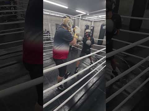 18歳(銀グローブ)VS28歳の条件付きスパーリング