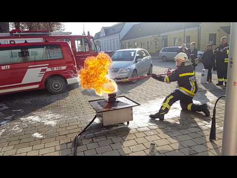 Fettbrand Simulation in Zeitlupe (Gefahr durch Löschen mit Wasser)