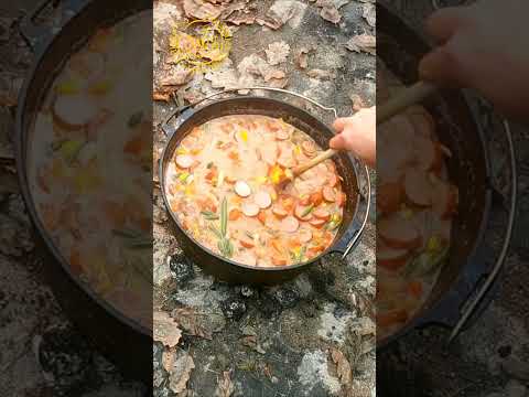 Cabanossi-Suppe aus dem Dutch Oven