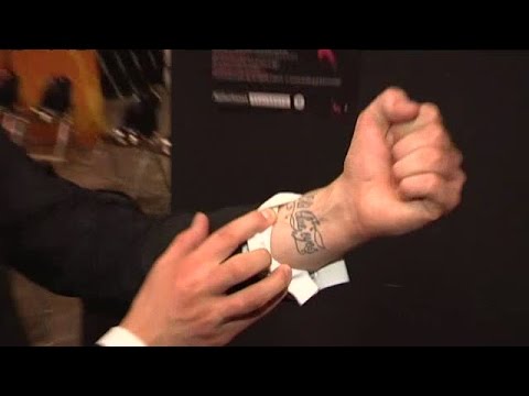 Kolla in Weises idoltatuering - Idol Sverige (TV4)