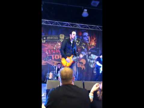 One-X-Adam Gontier's First Show Since Leaving Three Days Grace