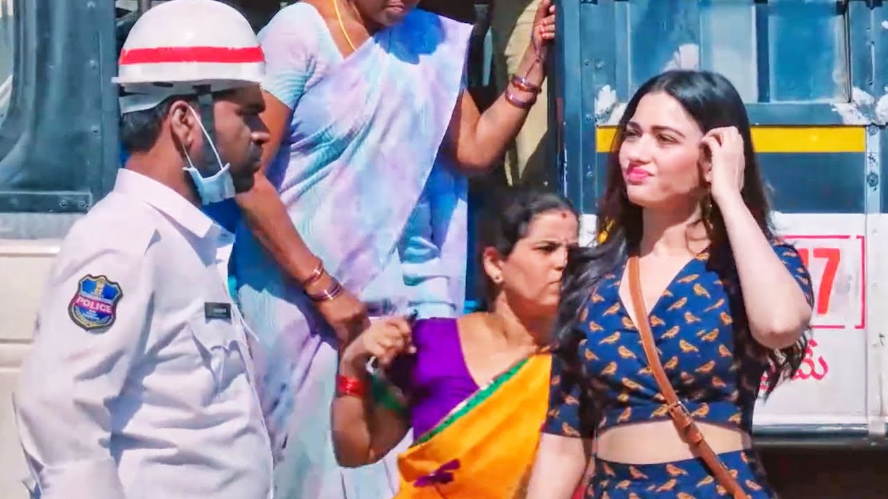 ट्रैफिक पुलिस के चक्कर में Tamannaah Bhatia अपनी बुक बस में ही भ?