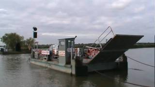 preview picture of video 'Reedham Ferry in Operation (land view)'
