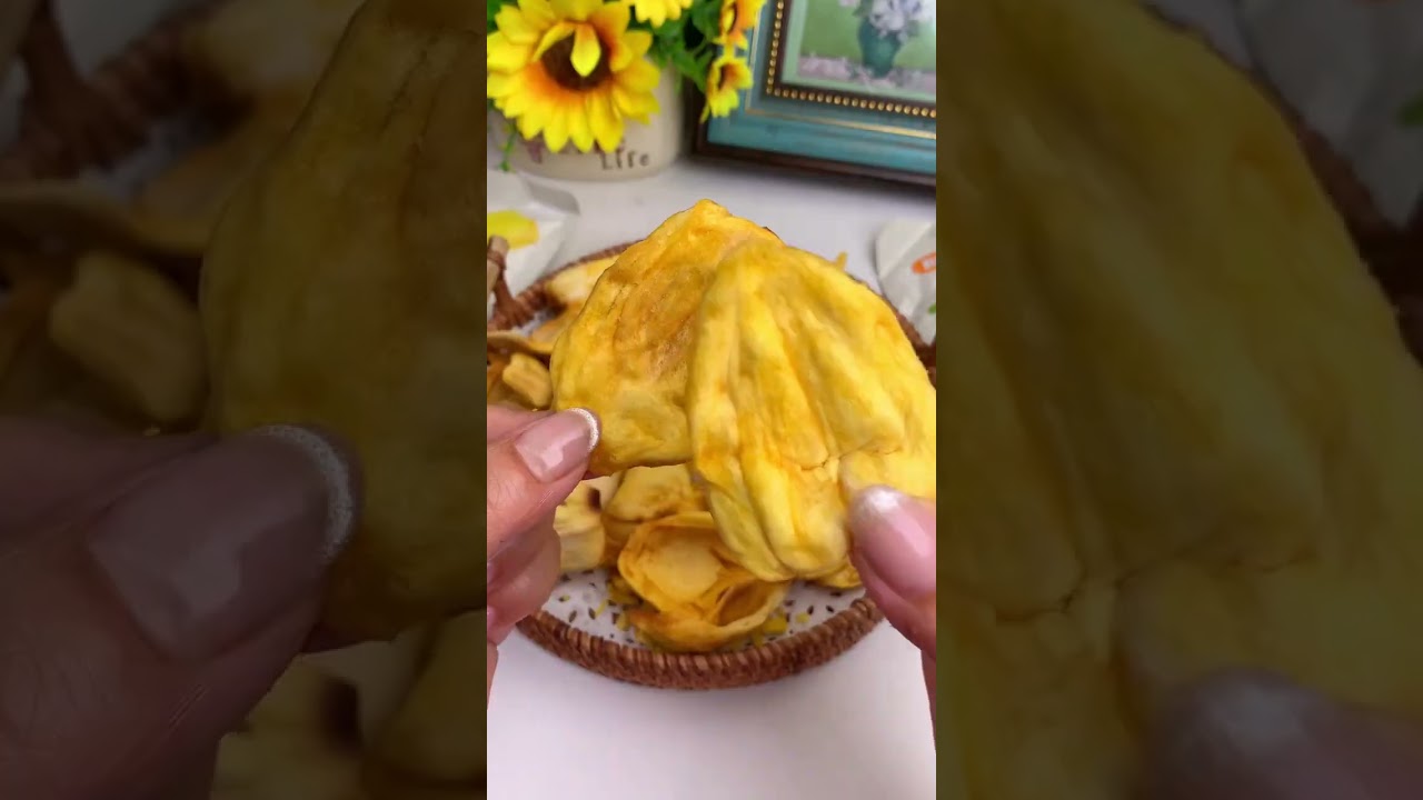 Dried jackfruit is better than potato chips, crunchy, sour 
