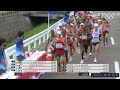 Morhad Amdouni donne une bouteille d'eau à un concurrent JO Marathon H Tokyo 2020