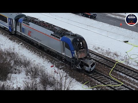  DWA POCIĄGI ZDERZYŁY SIĘ Z SAMOCHODEM OSOBOWYM NA PRZEJEŹDZIE KOLEJOWYM W MIEJSCOWOŚCI BŁONIIE ŁĄKI