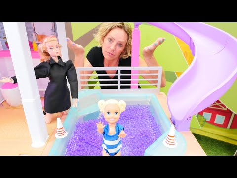 Puppen Video aus Nicoles Hotel. Der Pool. Spielzeug Video mit Nicole