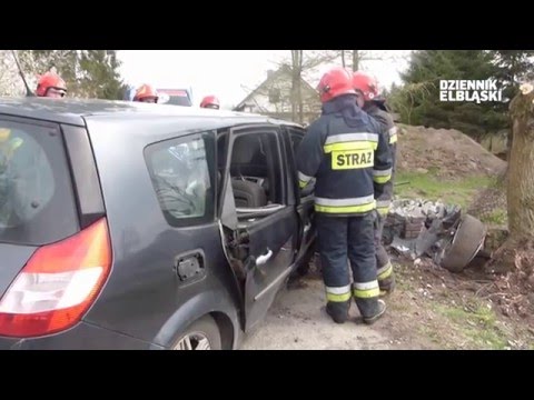 Wypadek w Jegłowniku. Pijany 22-letni kierowca uciekał z miejsca kolizji i rozbił się na drzewie