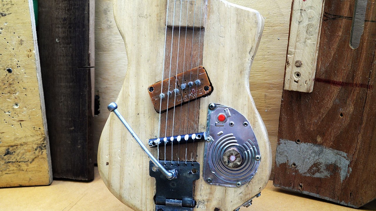 como construir uma guitarra com materiais descartados.  Guitar Made From reclaimed materials