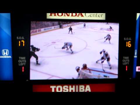 Ryan Getzlaf scores a goal at the Coyotes @ Ducks hockey game