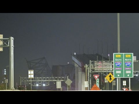 В Балтиморе (США) обрушился автомобильный мост, в опору которого врезалось грузовое судно