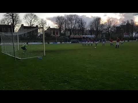 Jasper Huisman scoort een strafschop voor VVGZ