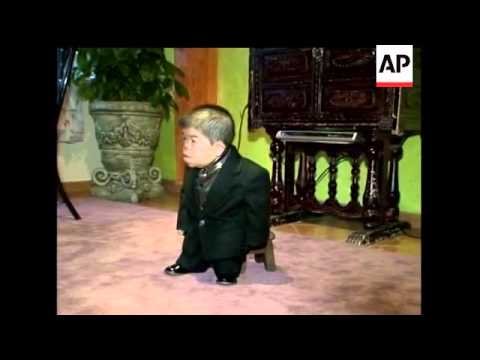24-year-old Edward Nino Hernandez of Bogota, Colombia is now the world's shortest mobile man. The Gu