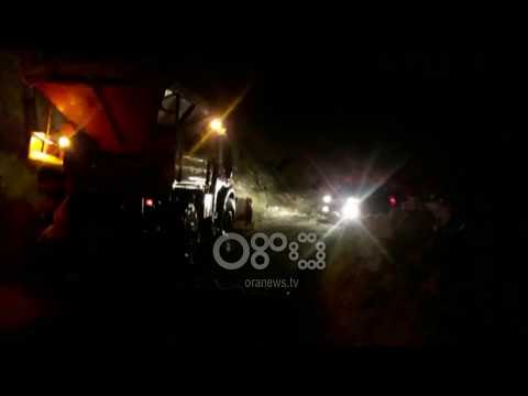 Ora News -  Orteku i dëborës bllokon rrugën në Dardhë
