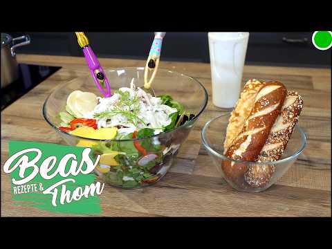 Bunter Salat mit weißem Dressing und Hähnchenbrust