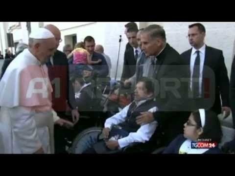 Ekzorcizmi i Papa Franceskut dëbon djallin nga trupi i të riut