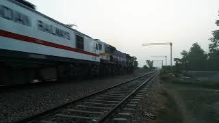 preview picture of video 'Intercity Express Banaras to Lucknow paasing Talakhajuri Railway Station. Wap7 coupled with WDP4'