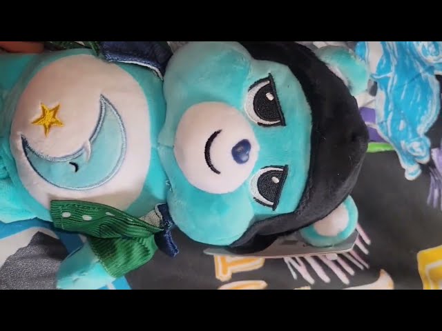 Vídeo relacionado con Care Bears Edición Limitada Peluche Bedtime Bear 35cm con Insignia Brillante, Color Azul Profundo