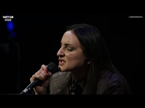 Arisa ricorda Ornella Vanoni cantando ''L'appuntamento'' e si racconta il 22-11-2025