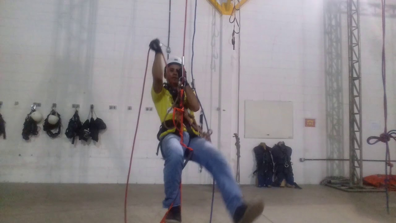 Subida e descida na corda com descensor