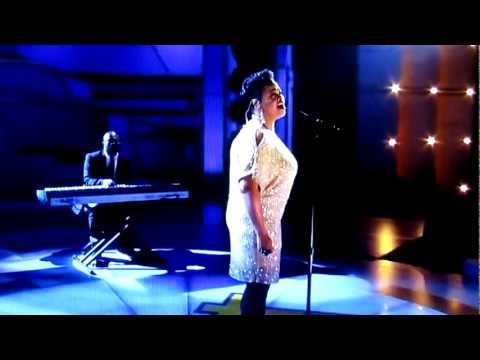 Jill Scott sings Hear my call ( live)