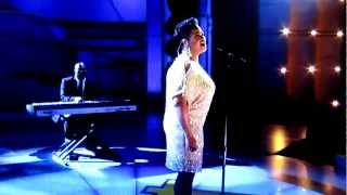 Jill Scott sings Hear my call ( live)