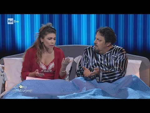 Casa Brignano l'appuntamento "sotto le coperte" con la moglie - Un'ora sola Vi vorrei 08/02/2022