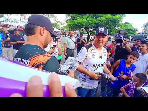 Niños estudiantes de EL CALVARIO reciben camiseta de LLANEROS FC de parte del director de IDERMETA