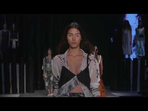 Videografia desfile Anne est Folle