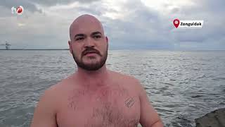 Karadeniz Ereğli’de Avukat Soğuk Havaya Aldırış Etmeden Denize Girdi