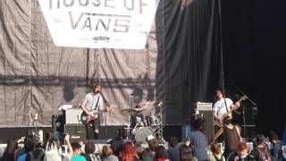 METZ - Spit You Out (25-03-2017,House Of Vans,Santiago)