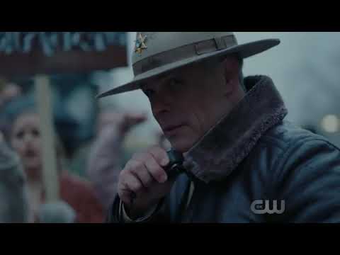 Archie cuts serpants hancuffs on Riverdale