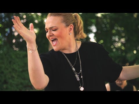 DARIA HODNIK - PRUŽAM RUKE SREĆI (OFFICIAL VIDEO)