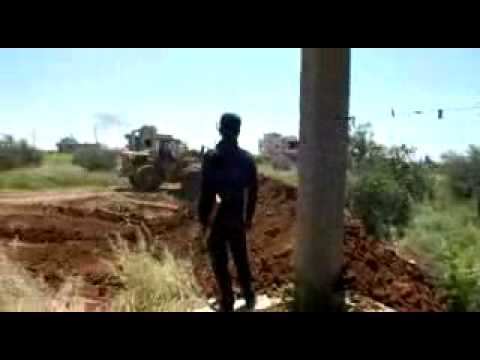 كتيبة الشهيد أحمد العمر تقوم بقطع الاتستراد الدولي دمشق - درعا بسواتر ترابية