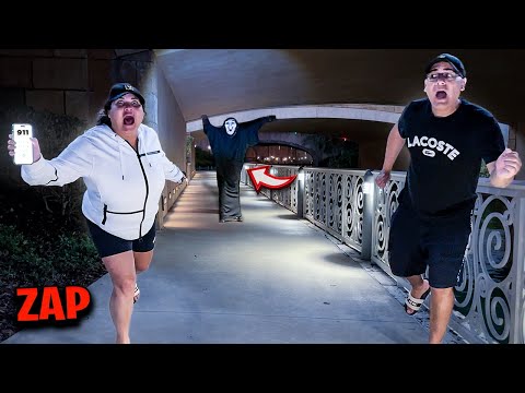 O ZAP APARECEU QUANDO EXPLORAMOS O HOTEL NOS ESTADOS UNIDOS AS 3:00 AM