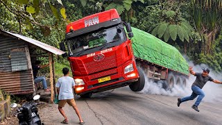 Download lagu Drama Terburuk & Kejam‼️ Sopir Truk Siba Surya Dibikin Cemas, Truk Kesulitan Belok di Sitinjau Lauik mp3