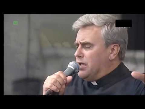 Polski ksiądz śpiewa piosenkę o Ojczyźnie !