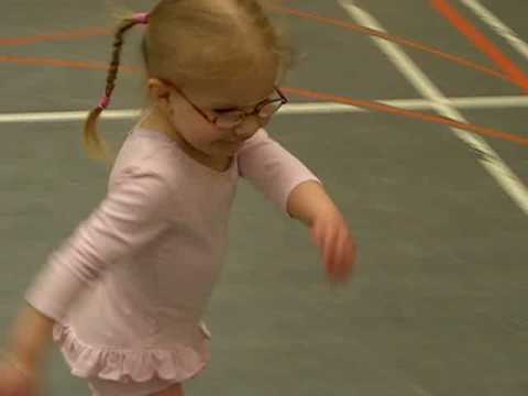 Casey 3 Jahre alt auf Rollschuhen