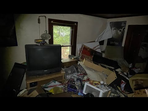 Abandoned 2000s time capsule house! They left everything behind!