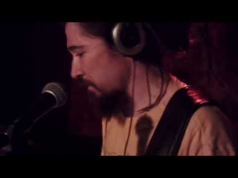 Rocky Leon feat. Fabu - Get out of Bed (Live Looping)