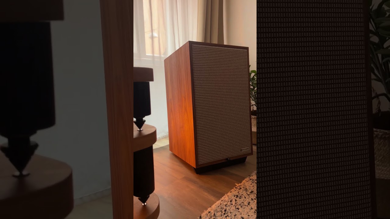Lelkesen próbálgatom a Pylon Jade 20 hangfalakat, itt éppen egy Fezz EVO Titania erősítő hajtja. 😈
