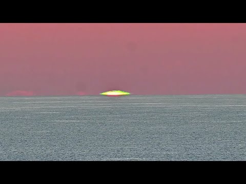 A not so elusive Hawaiian Sunset Green Flash, in 4K [Jan 2022]