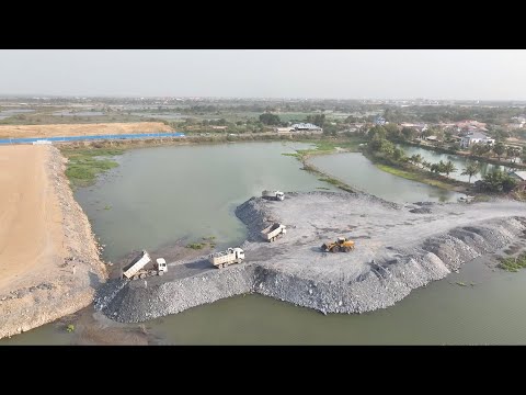 The stone slabs into the large lake are connected to one side of the lake