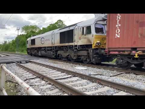 Class 77 + Güterzug in M-Riem Richtung Ostbahnhof