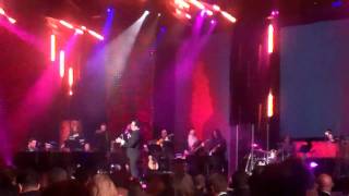 Gilberto Santarosa cantándole Inevitable a Shakira en los Latin Grammys 2011