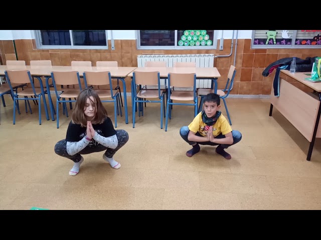 Vídeo relacionado con Tarjetas Coloridas de Juego de Postura de Yoga para Niños, Juego Educativo Interactivo, Promueve Habilidades de Ejercicio Temprano, Ideal para Que e Hijos Jueguen Juntos