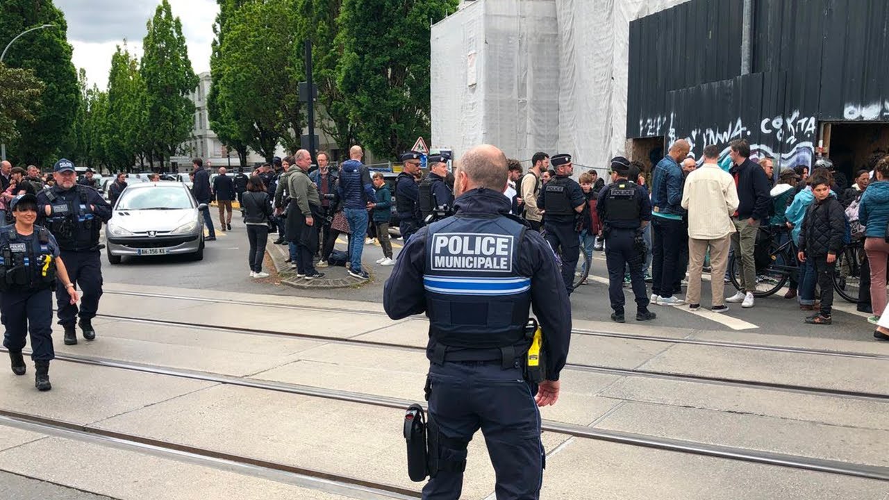 DIRECT- À Nantes, une élève meurt après une agression au couteau dans son lycée: les dernières INFOS