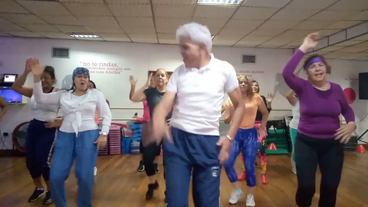 Bailando Disfraz de vieja de Aníbal Velásquez