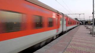 preview picture of video 'WAP-5 AK Rajdhani Blinks and thunders through Naigaon!!'