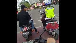 Download lagu story wa polisi vs gak pake helem auto ngakak #viral #lucu #tiktok mp3